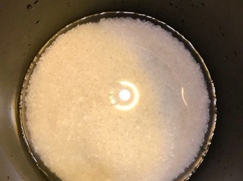 step4: 將米洗淨，例入適量的水 (平時煮飯的水量便可！）