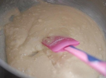 step2: 加入乳酪拌勻，然後篩入麵粉、鹽和泡打粉，拌勻（*不要過份拌勻，沒有粉粒即可）