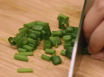 step2: 蔥花，壓住蔥尾，大約每5毫米切斷。