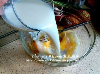 step1: 雞蛋打入大碗內 , 加入鹽及無糖豆漿拌勻