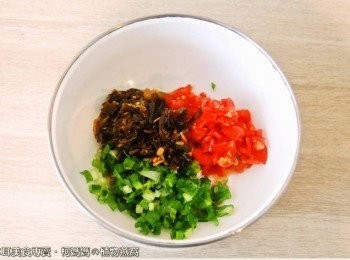 step3: 紅椒麻辣黑菇醬用菜刀剁碎後，放入小番茄丁與蔥花，最後再倒入紅椒麻辣黑菇醬的醬汁後拌勻。