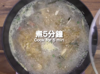 step4: 加入蒜頭，蒜頭，芫茜 煮5分鐘後放涼備用