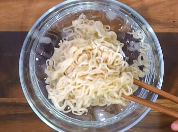 step1: 煮即食麵，然後撈起過冷河備用。