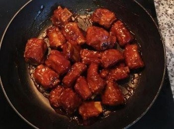 step9: 拌勻收汁，起鍋前滴少許香油拌勻，即可起鍋擺盤，撒上少許的芝麻，放上檸檬即可，食用前擠些檸檬汁更添風味喔～