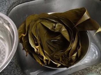 step2: 竹葉要先以沸水沖泡至軟身，裁平葉槿及葉尖方便包裹