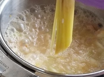 step5: 加入白飯，煮滾後將香茅取出。