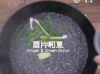 step1: 在水中加入薑片和蔥