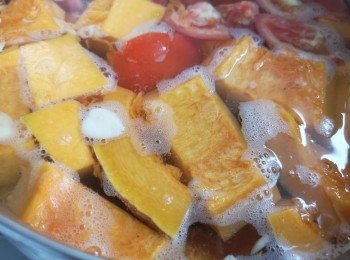 step2: 約三公升水煮滾後，將所有材料放入煲內，煲約兩個小時，最後加少少鹽調味。