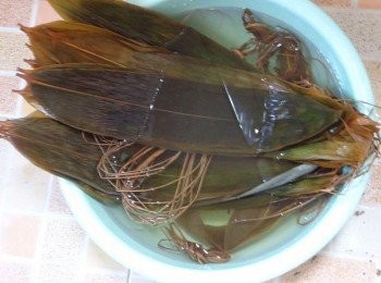 step3: 準備好粽子和粽子線，浸泡一個晚上，洗乾淨。