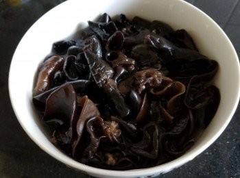 step1: 將乾雲耳用清水浸泡至軟身