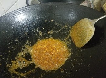 step10: 用 2-3 湯匙油，蒜頭，乾蔥，辣椒碎爆香，再放入魚子醬，少少糖，雞粉，中細火爆至起泡，及開始起沙的狀態後