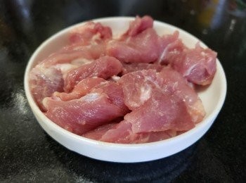 step5: 腩肉，切片後用少少糖，雞粉，麻油醃 15 分鐘