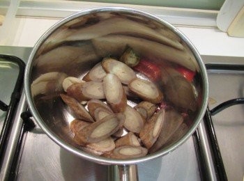 step4: 再開火放入步驟2拌勻,倒入昆布柴魚高湯蓋鍋蓋燜煮至牛蒡變軟.