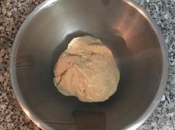 step8: 大略的揉成糰後，蓋上保鮮膜讓麵糰休息十分鐘，這樣可以讓麵粉能與牛奶好好的融和作用；