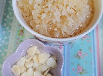step2: 南北杏洗淨浸泡約15分鐘，雪耳浸發至發大軟身。