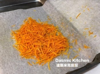 step4: 做法一:
果皮用海綿在流動的水中仔細徹底刷洗乾淨，再用清水清洗至少三次，用果皮專用刮刀把外皮刮下（ 不要刮到白膜，白膜會苦！）平盤上先鋪上一層烘焙紙，外皮放在一邊， 將紙對折、四周包好（或直接將外皮刮在烘焙紙上、再包好亦可！）