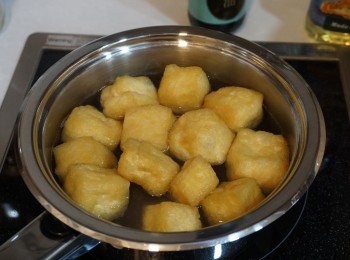 step7: 豆卜放熱水中略煮, 好讓油份排出