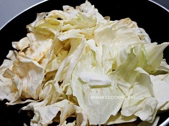 step9: 放入高麗菜。