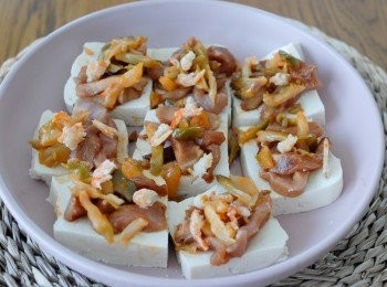 step2: 將豆腐切件，在上面放上肉絲、榨菜和蝦米，用中火蒸約15分鐘