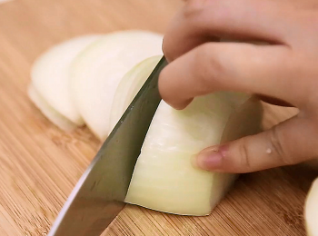 step2: 洋蔥絲，洋蔥切對半，再切成一片片，用手推出變成洋蔥絲。