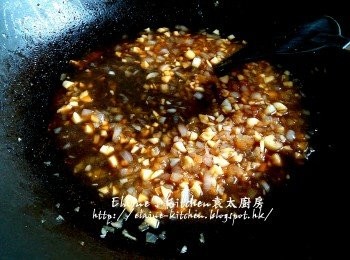 step9: 加入<span class="group_2">調味料</span>及水拌勻用中火煮滾
