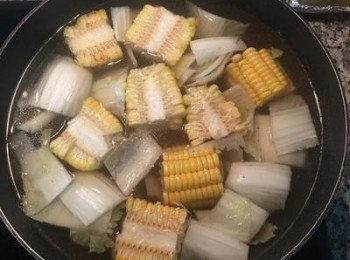 step6: 加入清水大火煮滾，並放入鹽及黑胡椒粉調味後轉小火續滾；