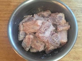 step2: 起油鍋，中火讓油溫升到150-160度左右（用沾濕的筷子放入油裡時，只有少許泡泡產生）； 此時可以將壓細的地瓜粉倒入排骨中抓勻；