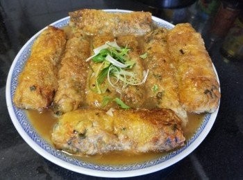 step19: 將雲耳用清水浸泡至軟身 , 隔去水份切絲 , 甘荀去皮後切絲 , 急凍蝦仁清洗後隔乾水份 , 橫開邊或切粒 , 蔥小量切絲 , 芫茜少量切碎 , 芹菜少量切碎 , 薑蓉少量切碎 , 韮菜切粒。
燒紅油鑊放入乾蔥 , 薑蓉甘荀絲 , 雲耳絲 , 韮菜粒大火炒至軟身後上碟 , 水份不要 , 稍為放涼後 , 將免治豬肉 , 1 茶匙蝦子 , 蝦仁放入 , 加 1 茶匙糖 , 雞粉 , 胡椒粉 , 大地魚粉 , 麻油 , 1 茶匙生粉撈好。
腐皮一般都是圓形的 , 在裁切時是乎須