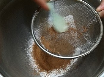 step6: 把泡打粉、可可粉和低筋麵粉過篩混合好。