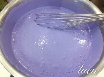 step1: 先将奶油乳酪，食用油/牛油，牛奶，紫薯..隔水煮至全溶，然后加入细砂糖拌均。
然后加入面粉拌均，最后加入蛋黄，完成图片里的“蛋黄糊”，蛋白，细砂糖、制作“蛋白霜”，然后拌均。