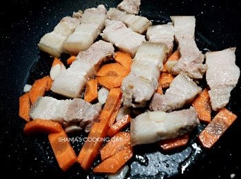 step5: 加入紅蘿蔔片，一起拌炒將蔬菜炒熟。