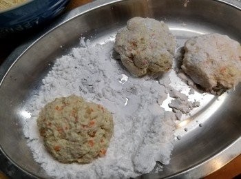 step2: 再將豆腐餡搓成一塊塊,先沾滿生粉