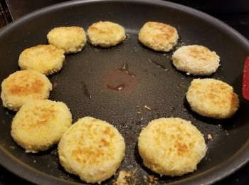 step4: 用平鑊加油將豆腐餅兩邊煎香即可配茄汁進食