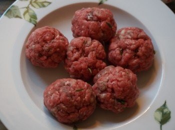 step1: 免治牛肉以鹽和黑胡椒調味，加點麵粉和迷迭香，攪勻後搓成6粒肉丸，再在外面撲上一層薄薄的麵粉