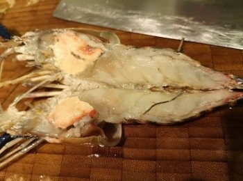 step4: 用剪刀剪開蝦殼，再用刀一開二，但不用切斷蝦身，再清除腸和沙囊。