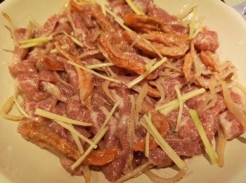 step3: 豬頸肉撒上薑絲，用明火或蒸爐蒸15分鐘。