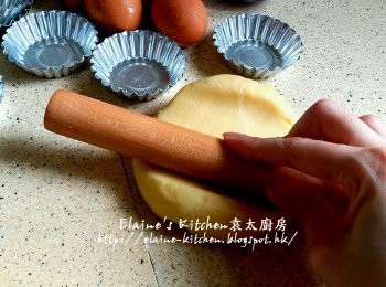 step3: 麵糰用麵棍壓平 , 用保鮮紙蓋好放入冰箱冷藏30分鐘