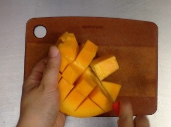 step11: 芒果先把肉拆出來