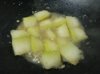 step7: 燒紅油鑊爆香蒜頭，乾蔥，薑片放入冬瓜兜炒，再贊少少黃酒，將瑤柱水倒入，再加約 400ml 水至浸過冬瓜