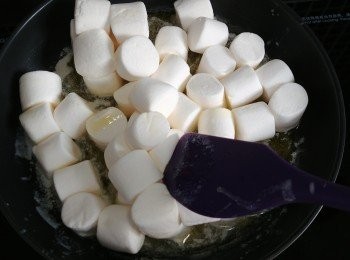 step2: 加入慢火棉花糖煮溶。