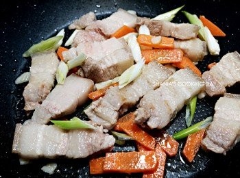 step6: 放入蔥白炒香。