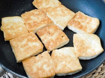 step2: 燒熱鍋後下油，下豆腐，用中火將兩面煎至金黃色(每面煎約5-7分鐘）
