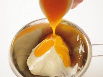 step5: 在另一個調理盆中放入50g的4，加入芒果醬後用橡皮刮刀混拌。