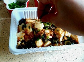 step10: 雞蛋豆腐及皮蛋放上碟 , 淋上汁料 , 最後灑上蔥粒及肉鬆即可