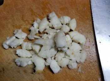 step2: 6粒馬蹄肉用菜刀拍扁,再剁成碎粒待用