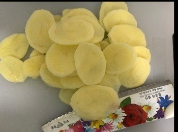 step2: 薯仔去皮切成薄片。