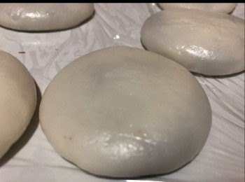 step4: 搓圓再輕輕壓扁一點...包好放碟..蓋好保鮮紙