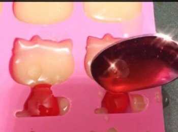 step7: 第三層士多啤梨啫喱水倒入Hello Kitty模衫位置，雪30分鐘。