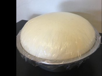 step1: 首先做基本麵糰先，做麵包材料搓搓至光滑不黏手，放入盆上加封保鮮紙，作第一次發酵40 分鐘。