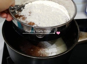 step4: 用燙麵發, 熱油, 篩入麵粉和Milo粉